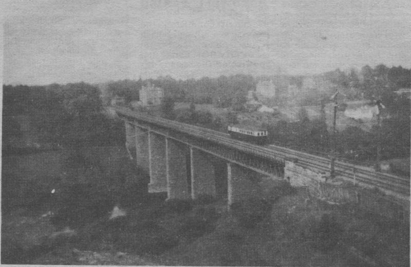 Craighead viaduct: Train on Craighead Viaduct between Bothwell and Burnbank. Photo of Craighead viaduct