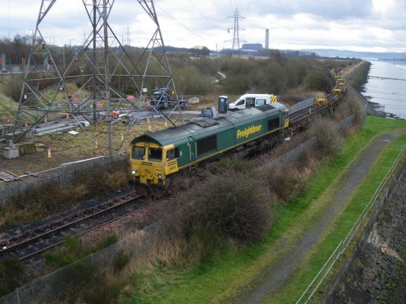 6K01 Kincardine Bridge: Freightliner 66553 leads 6K01 from Inverkeithing to Millerhill along the now little-used line from Dunfermmline to Alloa.(12/03/2017) Photo of 6K01 Kincardine Bridge