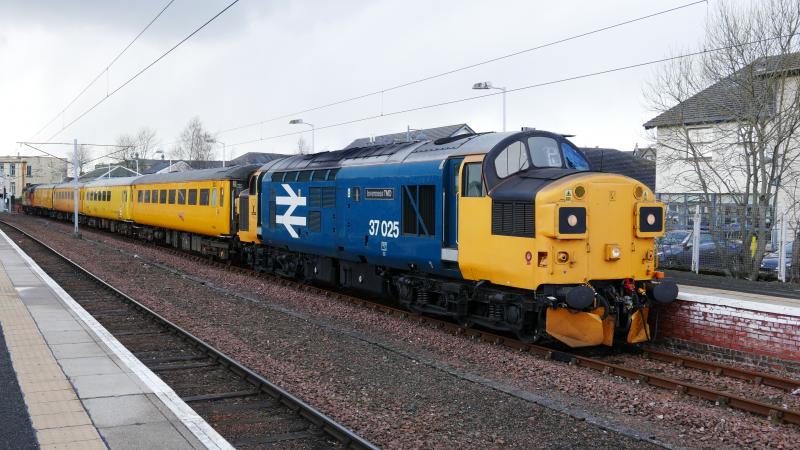 37025 at Lanark: 1Q75 Mossend - Mossend PLPR test train, 16 March 2017 Photo of 37025 at Lanark