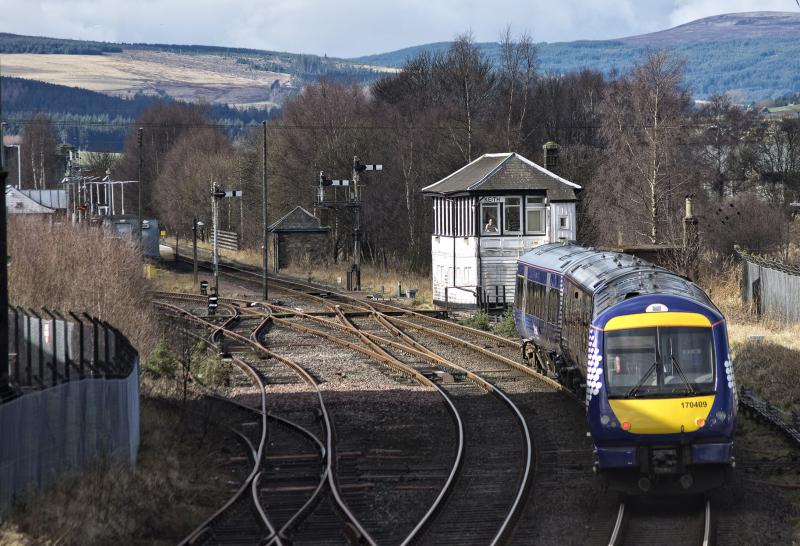 170409 ECS NON STOP THRO KEITH JNCTN 19.3.17.jpg: DUE TO WORK AT FORRES THIS WAS RUNNING E.C.S.FROM ABERDEEN TO ELGIN TO FORM THE FIRST TRAIN OF THE MORNING TO ABERDEEN
Photo of 170409 ECS NON STOP THRO KEITH JNCTN 19.3.17.jpg