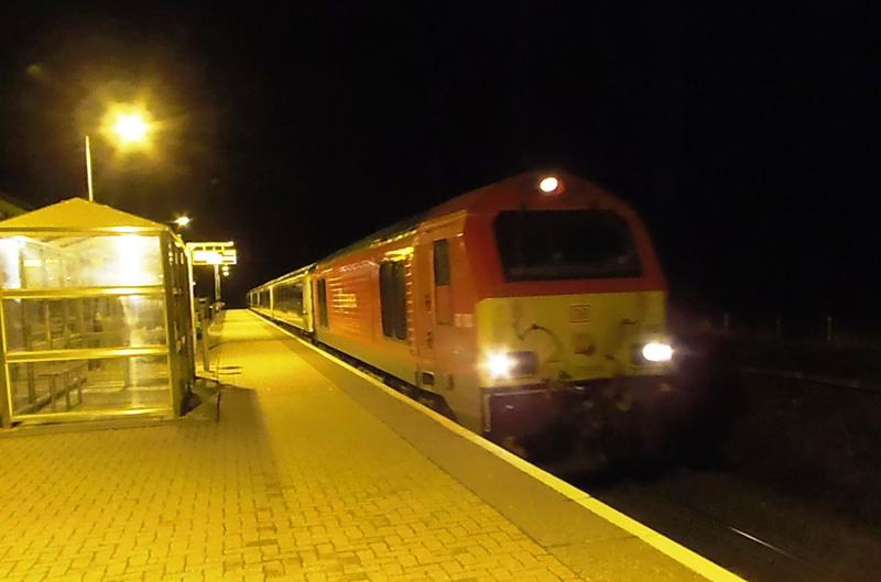 DB red on sleepers: 67013 arrives Newtonmore 21 57 on 13th 04 17 Photo of DB red on sleepers
