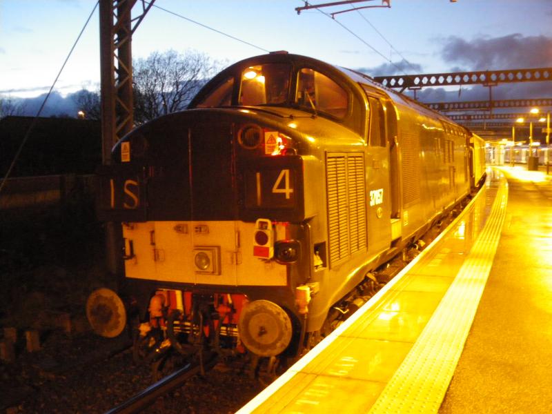 37057 Gourock: On the rear of 1Q76, green-livery Colas 37057/D6757 sits in platform 3 in the rain 14/04/17 Photo of 37057 Gourock
