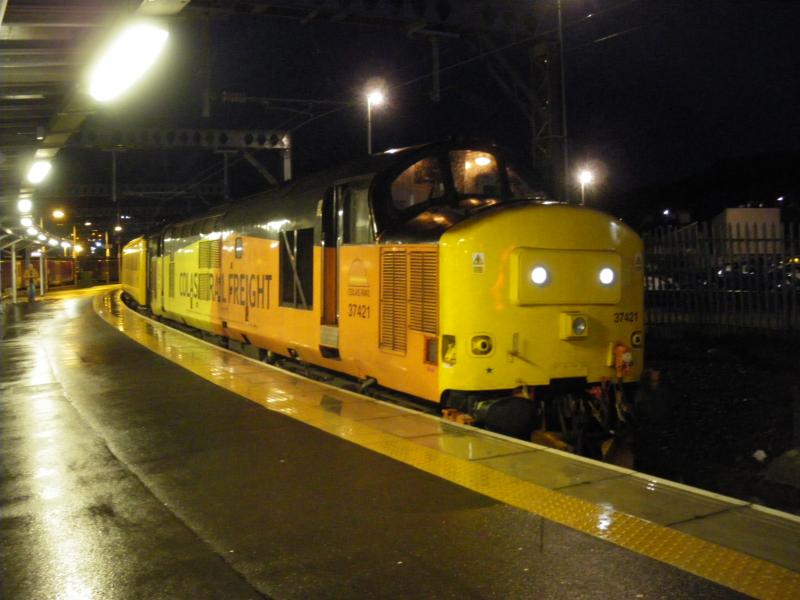 37421 Gourock: Arriving in to a very soggy Platform 3 at Gourock, Colas Rail 37421 leads 1Q76 on 14/04/17. Photo of 37421 Gourock