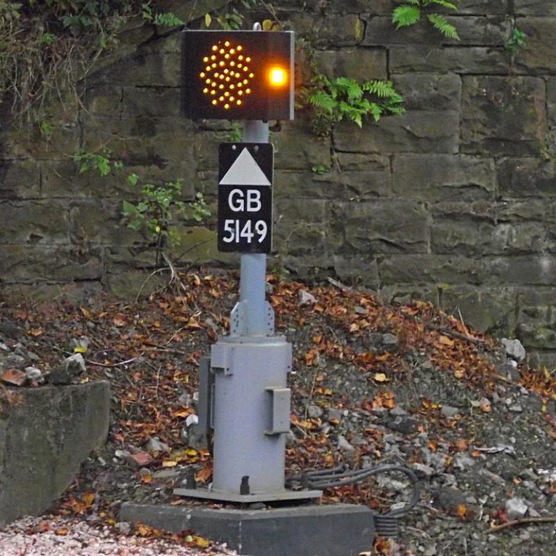 Thornliebank platform signal: GB5149 stands at the Glasgow end of the Up platform at Thornliebank.Not a starter, as such, it's actually the distant signal for Busby Jct. Photo of Thornliebank platform signal