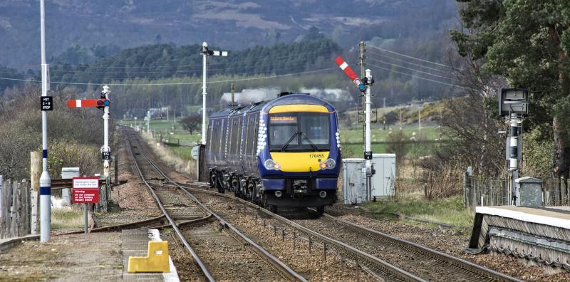 170455 HEADS FOR EDINBURGH 30.4.17 KINGUSSIE.jpg: Photo of 170455 HEADS FOR EDINBURGH 30.4.17 KINGUSSIE.jpg