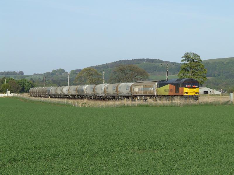 60096 passes Bow of Fife LC on 09 May 2017: 60096 passes Bow Of Fife LC on 09 May 2017 with Aberdeen - Oxwellmains cement empties Photo of 60096 passes Bow of Fife LC on 09 May 2017
