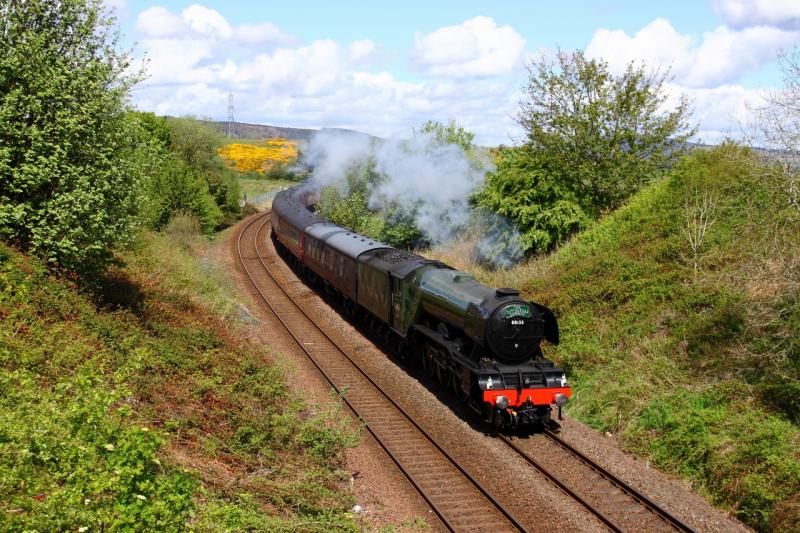 Flying Scotsman: The Flying Scotsman works the 1Z61 1136 Edinburgh to Edinburgh Fife Lunchtime Circular The Cathedrals Express, approaches Cowdenbeath with WCRC 47746 on the rear Photo of Flying Scotsman