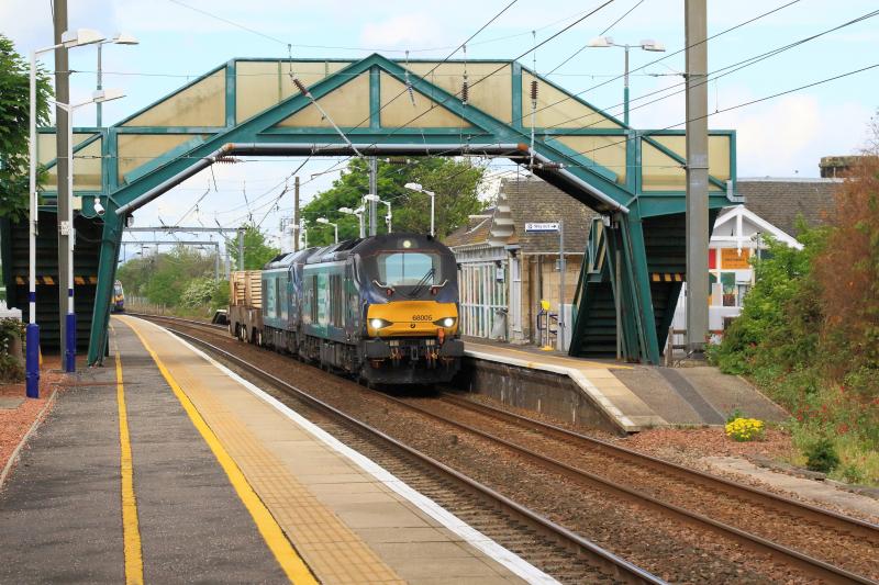 6S43: 68005 + 68020 on 6S43 06.23 Carlisle to Torness passing through Prestonpans just after 380102 left platform 2 on 18/05/2017. Photo of 6S43