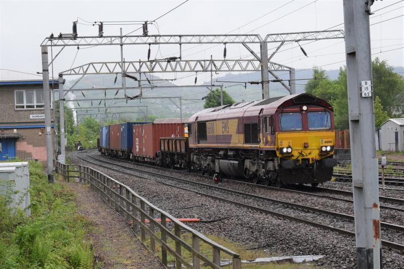 Fenny Compton-Glen Douglas at Dumbarton Central: DBC 66 66100 approaches Dumbarton central on 20 May 2017 runnning right time Photo of Fenny Compton-Glen Douglas at Dumbarton Central