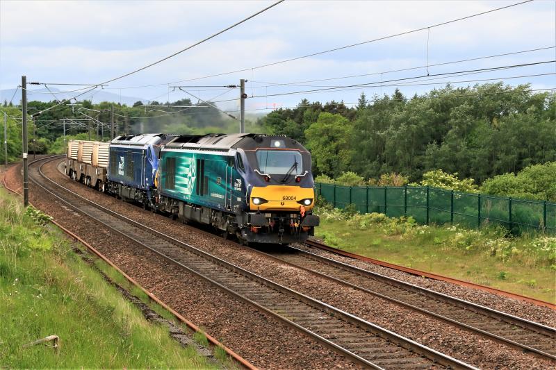6S43: 68004 + 68027 on 6S43 06.23 Carlisle to Torness approaching Inveresk on 01/06/2017. 68027 seems to have a slightly lighter blue livery. Photo of 6S43