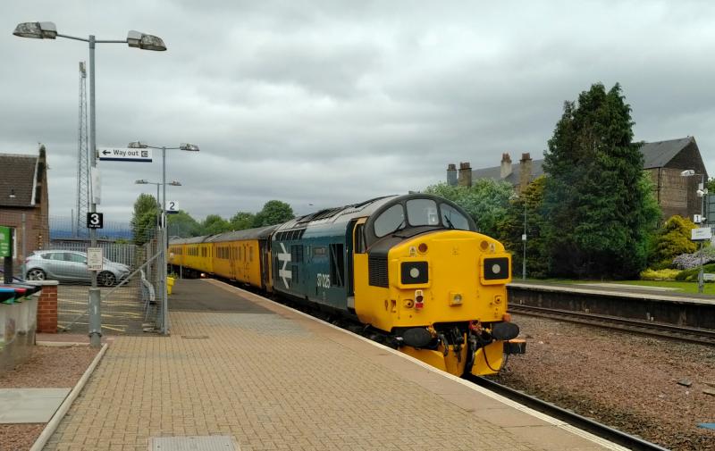 37025 on 1Q77 at Larbert: Photo of 37025 on 1Q77 at Larbert