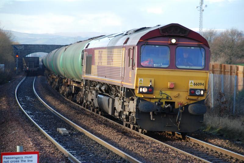 66094 at Camelon: 66094 at Camelon with the 6S36 Dalston to Grangemouth tanks (photo by Jeff Paterson) Photo of 66094 at Camelon