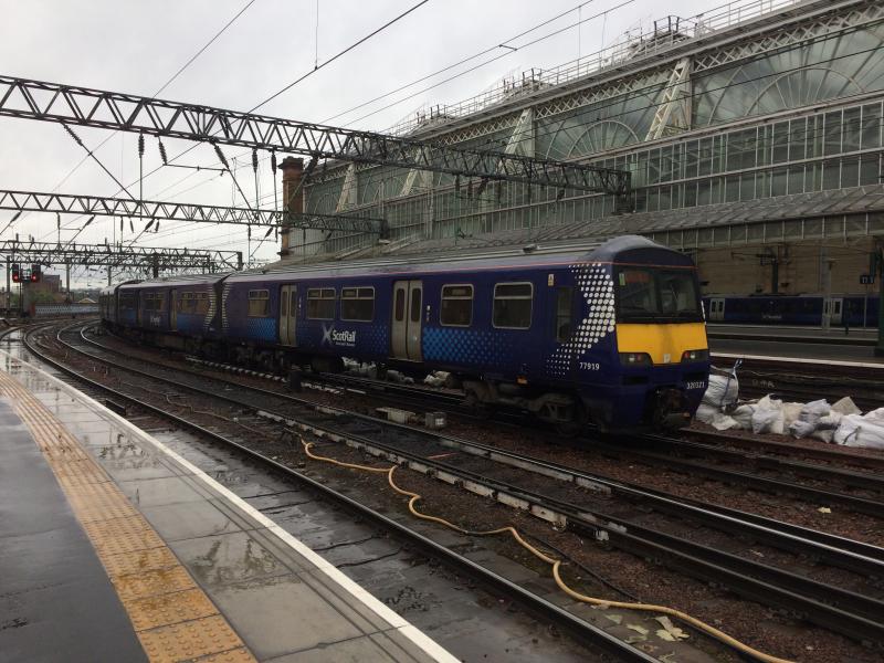 Photo of 320302 & 320321 at Glasgow Central