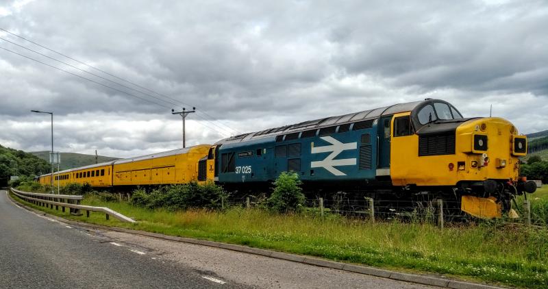 37025 on 1Q78 at Garve: Taken with phone camera on the approaches to Garve is 37025 on the rear of 1Q78 Inverness - Kyle - Inverness Photo of 37025 on 1Q78 at Garve