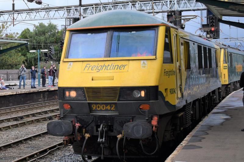FL 90s on Daventry-Coatbridge FLT: Class 90s 90042 & 90016 double head the Daventry-Coatbridge intermodal through P3 at Carlisle 0n 22.7.17 Photo of FL 90s on Daventry-Coatbridge FLT
