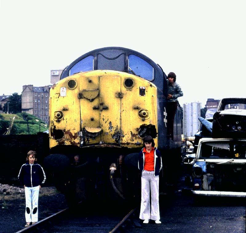40053 Dundee: A severely damaged 40053 is seen at Dundee depot having been involved in a smash within an engineers possession at Laurencekirk 12/6/1976. The loco would ultimately be towed to Crewe and scrapped.
25/7/1976 Photo of 40053 Dundee