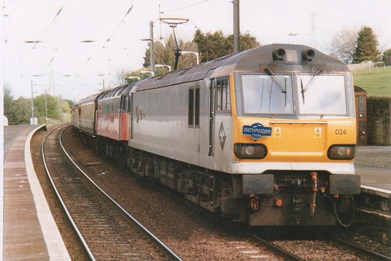 92024 @ Kirknewton: 92024 (with 47736 providing heat) pause at Kirknewton with the return leg of Pathfinder Tours Photo of 92024 @ Kirknewton