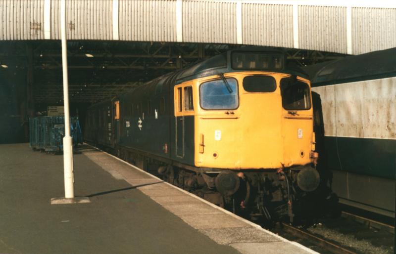 27024 Motorail bay Waverley: RIP Motorail bays in Waverley, here is a shot from the 1980s showing a class 27, these will form new platforms for passenger use. Photo of 27024 Motorail bay Waverley