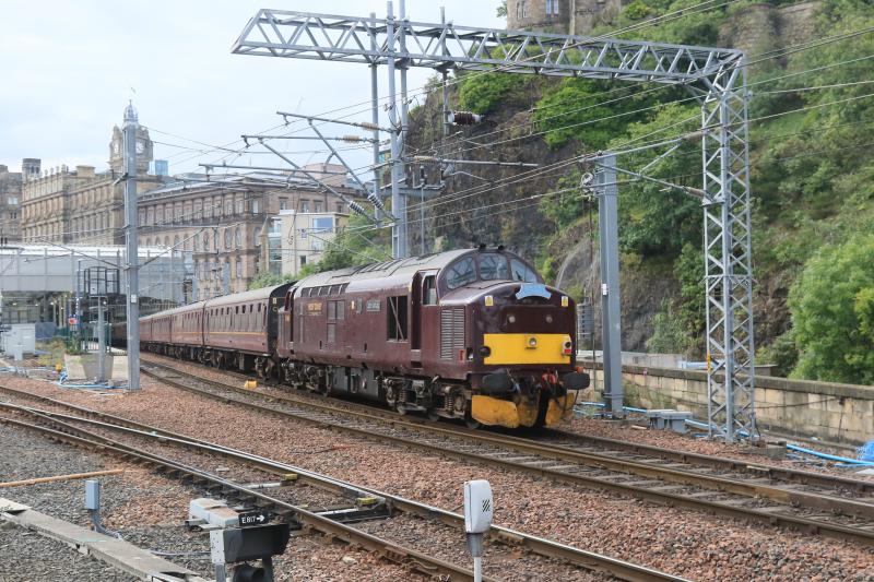 37685 on 1Z46: 37685 on the rear of 1Z46 15.11 Tweedbank to Linlithgow approaching Waverley Plat 20 on 13/08/2017 Photo of 37685 on 1Z46