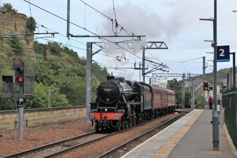 44871: 44871 on 1Z46 15.11 Tweedbank t0 Linlithgow approaching Waverley Platform 1. Photo of 44871