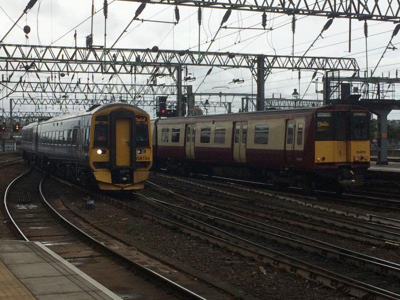 Photo of 158734 and 314213 at Glasgow Central