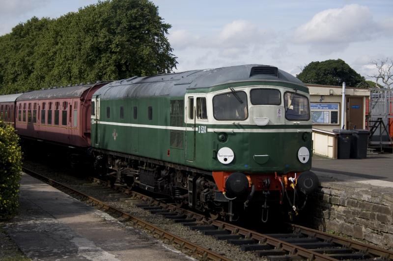D5314 Bridge of Dun: D5314 sits at Bridge of Dun shortly after arrival from Brechin with the 1100 service on 23 August 2008 Photo of D5314 Bridge of Dun