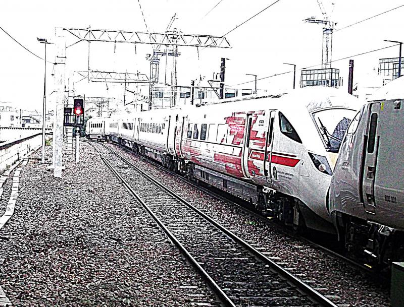 Photo of 800002 At Edinburgh Waverley