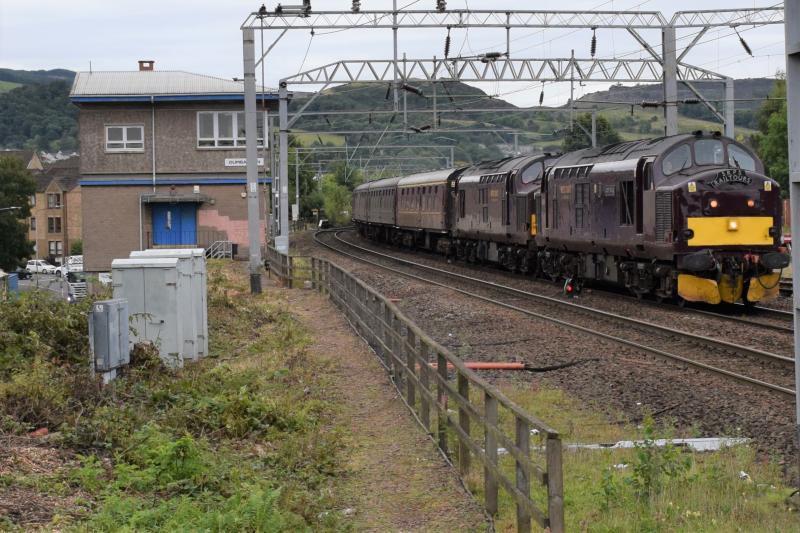 Inverurie-Oban 16.9.17: WCRC 37685 Loch Arkaig and 37669 approach Dumbarton Central on 1Z11 running almost an hour late Photo of Inverurie-Oban 16.9.17