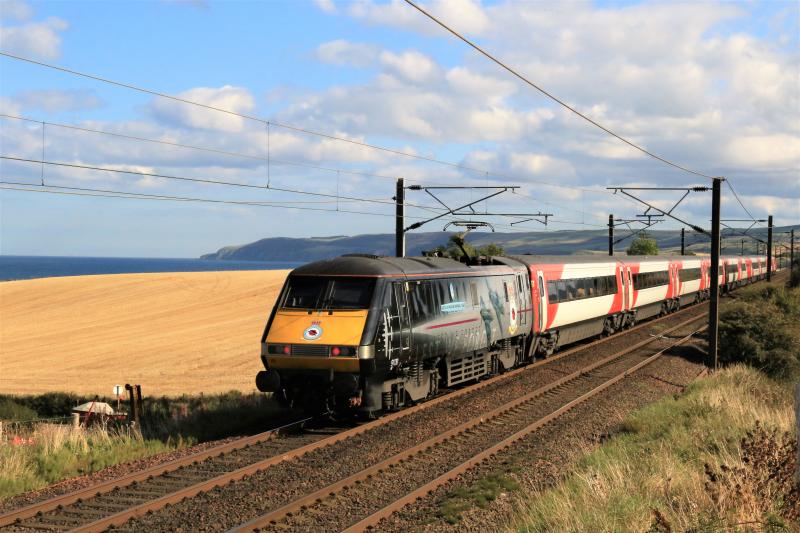 1E19: 91110 pushing 1E19 14.30 Edinburgh to Kings Cross near Torness on 19/09/2017 Photo of 1E19
