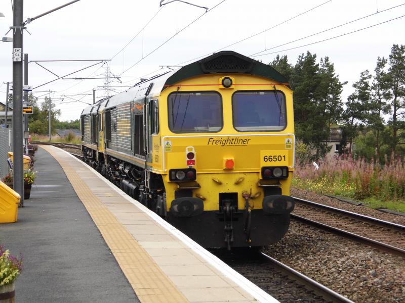 66501 66956 Newcraighall: Intermodal 66501 hauled by 66956 on 0E69 1139 Millerhill- Leeds Balm Road on 17/09/17 pass through Newcraighall station. Photo of 66501 66956 Newcraighall