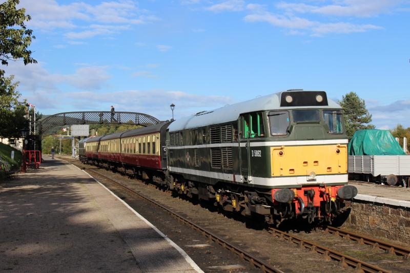 D5862 at Boat of Garten : D5862 (31327) at Boat of Garten on the 14:18 Dulnain Bridge to Aviemore additional service, 30 September 2017. D5394 (27050) on the rear. Photo of D5862 at Boat of Garten