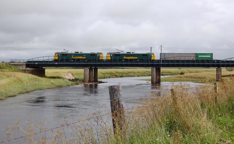 4S52 at Float: Train 4S52 Crewe-Coatbridge crosses the Clyde at Float Photo of 4S52 at Float