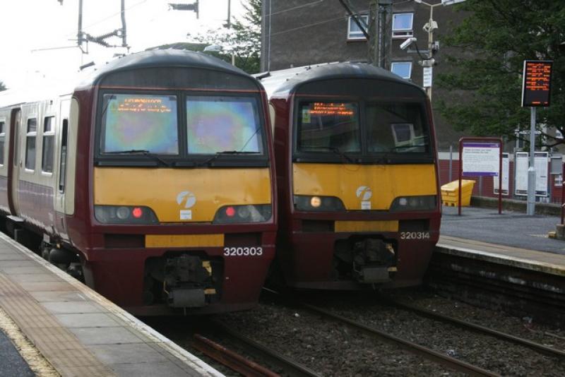 2 x 320's at deepest darkest Dalmuir: 2 x Class 320's cross at Dalmuir Photo of 2 x 320's at deepest darkest Dalmuir