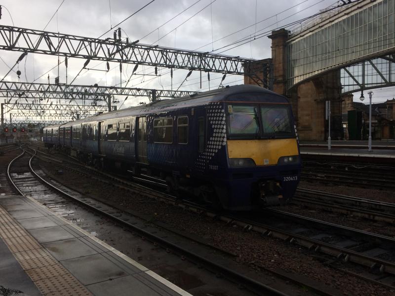 Photo of 320413 arriving Glasgow Central