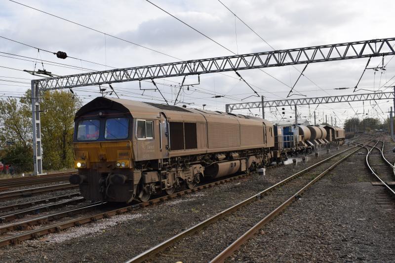 Class 66 RHTT Carlisle 9.11.17: Filthy DRS 66305 T&T with equally filthy 66423 heads north through Carlisle station Photo of Class 66 RHTT Carlisle 9.11.17