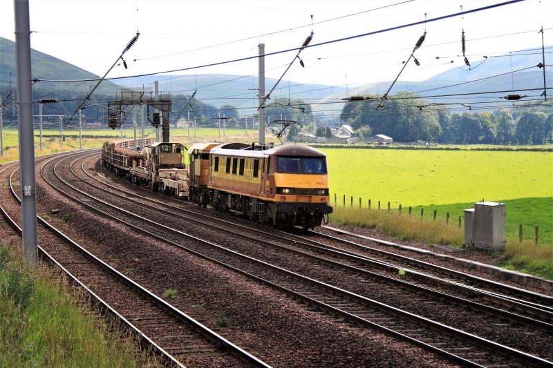 6S50: 90028 on 6S50 12.50 Carlisle to Millerhill engineers train in Abington loops on 08/09/2006 Photo of 6S50