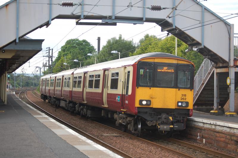 318262 at Kilwinning: THe 1930 Glasgow-Ayr is framed by the footbridge at Kilwinning Photo of 318262 at Kilwinning