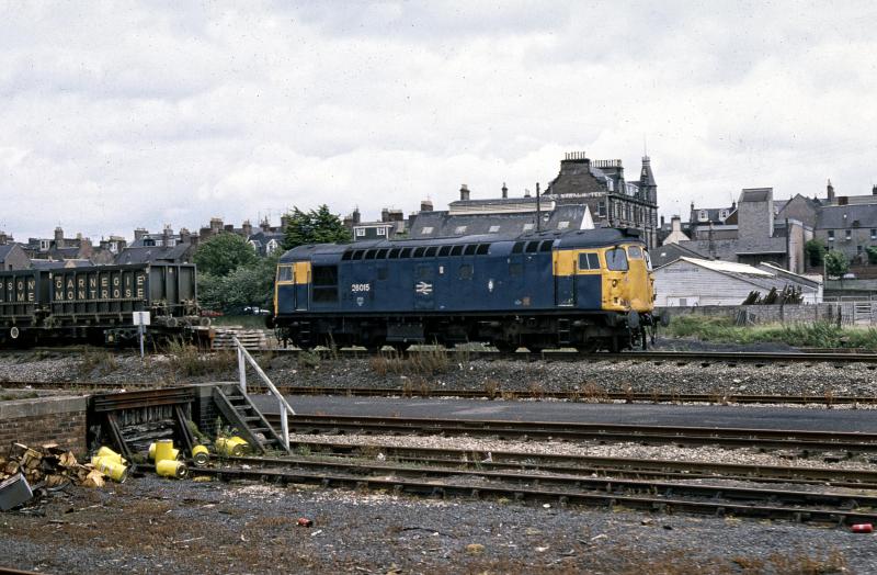 LIME WAGONS 26015 MONTROSE YARD 1988.jpg: Photo of LIME WAGONS 26015 MONTROSE YARD 1988.jpg