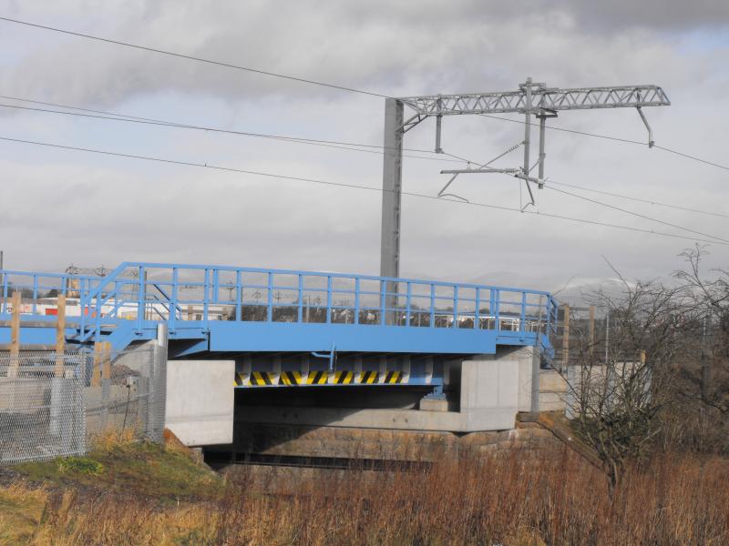 Photo of wires fitted on Glasgow Road bridge