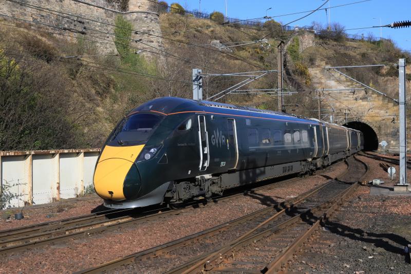 800004 at Waverley: 800004 + 800003 on 5X70 10.20 Doncaster Carr to Edinburgh approaching platform 2 Waverley on 19/03/2018 Not an Azuma as it is GWR Photo of 800004 at Waverley