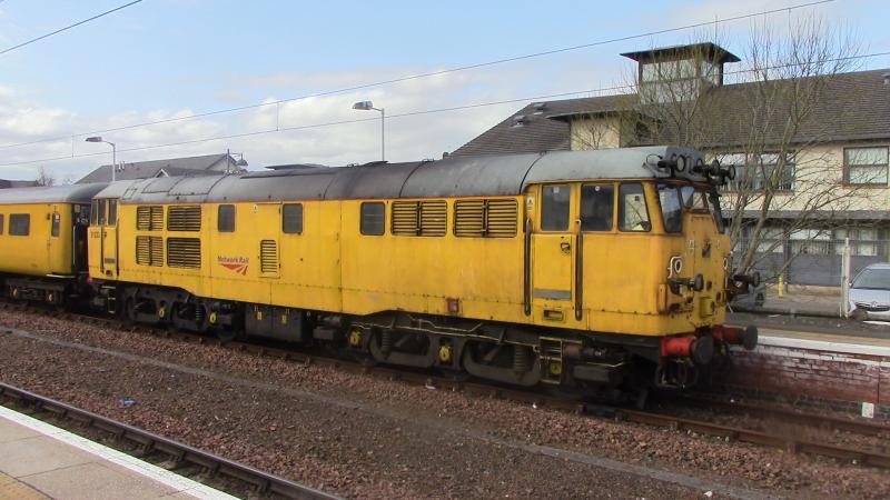 31233 at Lanark 24/4/16: 31233 is seen at Lanark on a Netwrok Rail PLPR train.(C)DRS66421
My YouTube channel: DRS66421 Photo of 31233 at Lanark 24/4/16