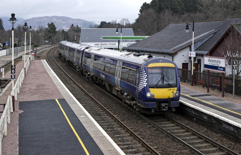 170452 WITH THE 12.47 TO INVERNESS 13.4.18.jpg: ON TIME AT AVIEMORE Photo of 170452 WITH THE 12.47 TO INVERNESS 13.4.18.jpg