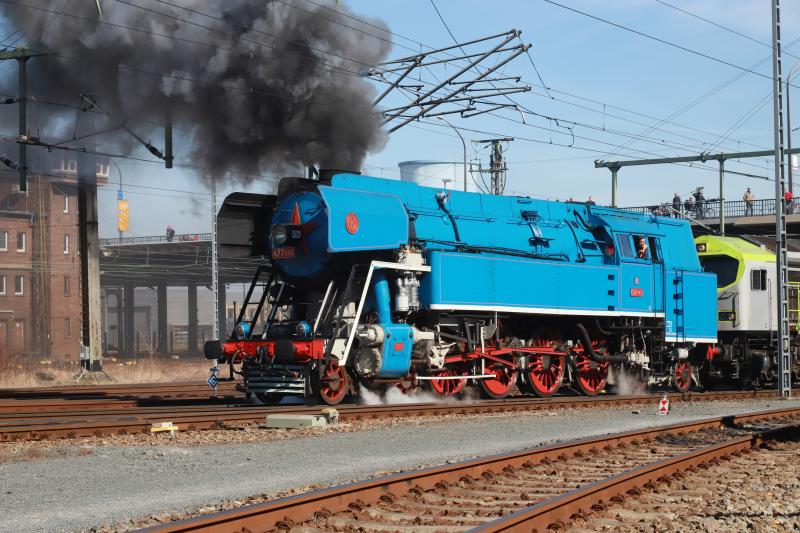 Czech Class 477 in Caley Blue: Czech 477 043 with Captrain diesel loco 250 006-4 runing up & down past the Museum roundhouse Photo of Czech Class 477 in Caley Blue