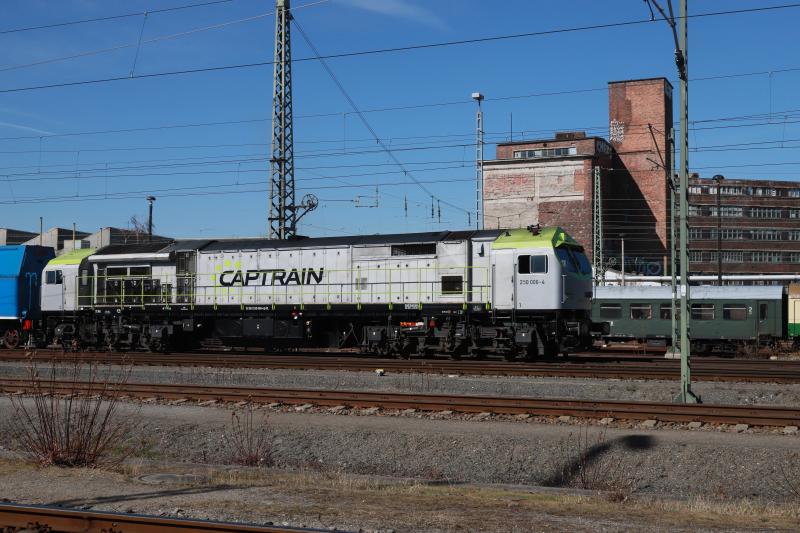 Captrain Loco 250 006-4: Diesel loco used as a load for Czech 477 043 in Dresden Photo of Captrain Loco 250 006-4