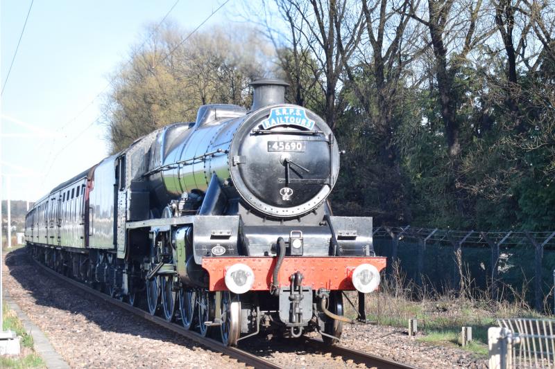 Forth Circle: Jubilee 45690 Leander approaches Blackgrange LC heading for Stirling on 21.4.18 Photo of Forth Circle