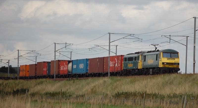 Mixed pair at Float: 90016 leading a dead 86604 and 4M74 Coatbridge-Crewe at Float on 12/09/08 Photo of Mixed pair at Float