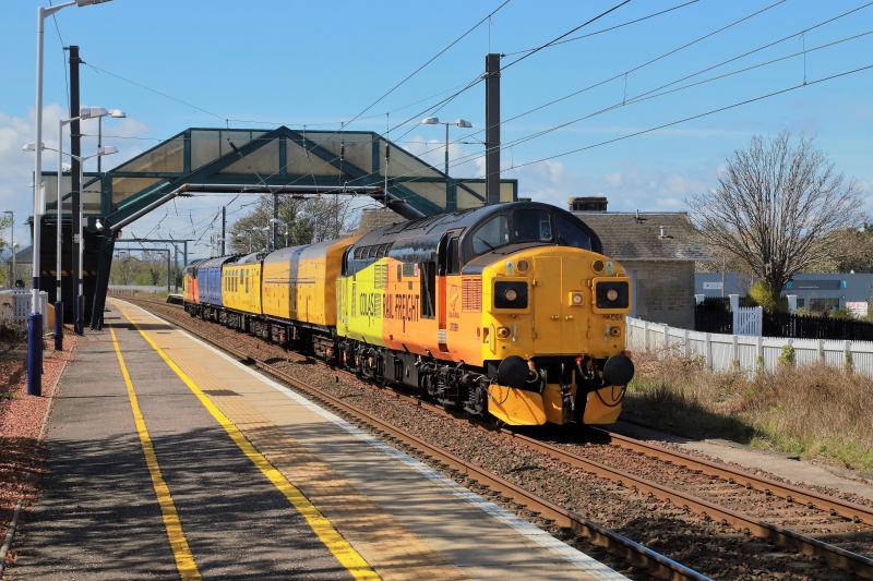 1Z37: 37099 + 37254 on 1Z37 10.37 Mossend Down Yard to Derby RTC passing Prestonpans on 29/04/2018. Photo of 1Z37