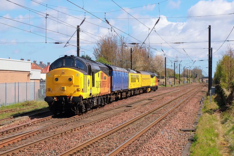 1Z37: 37099 + 37254 on 1Z37 10.37 Mossend Down Yard to Derby RTC entering the loop at Prestonpans on 29/04/2018. Photo of 1Z37