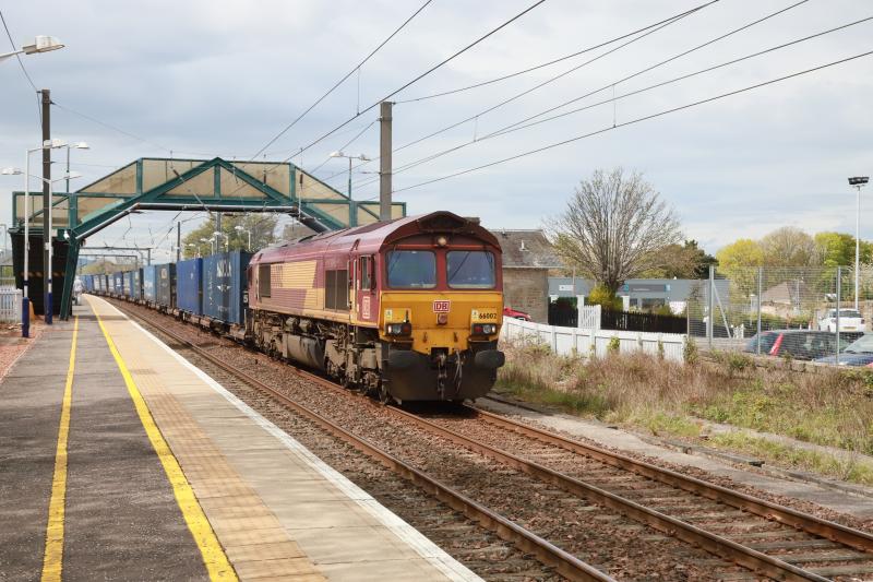 4M30 at Prestonpans: 66002 on 4M30 08.14 Grangemouth to Daventry Int. Rft passing through Prestonpans on 05/05/2018.
13 twins 26 containers Photo of 4M30 at Prestonpans