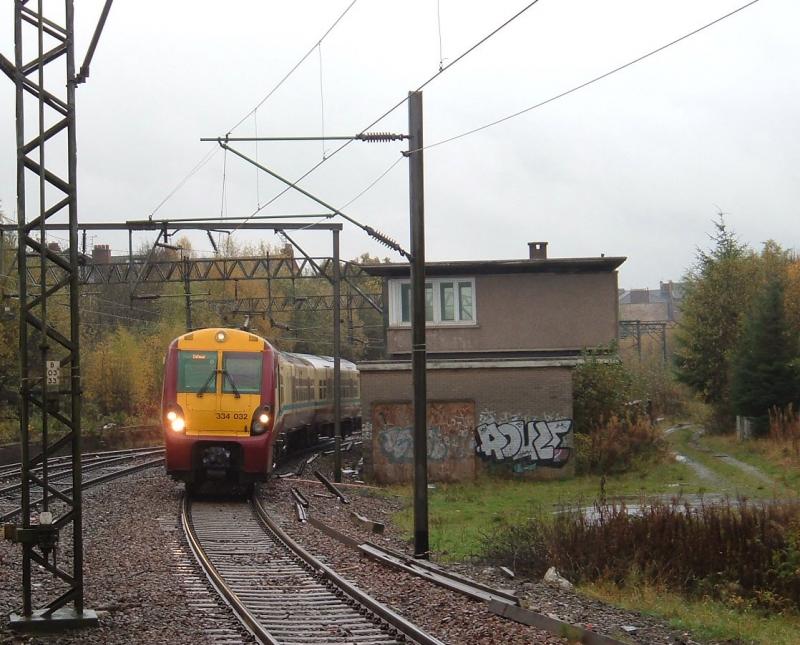 At Hyndland: 334032 approaching Hyndland 'way back in 2005 passing the former signalbox now demolished I believe. Photo of At Hyndland